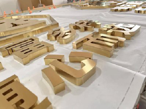 保靖拉丝不锈钢字的特点。